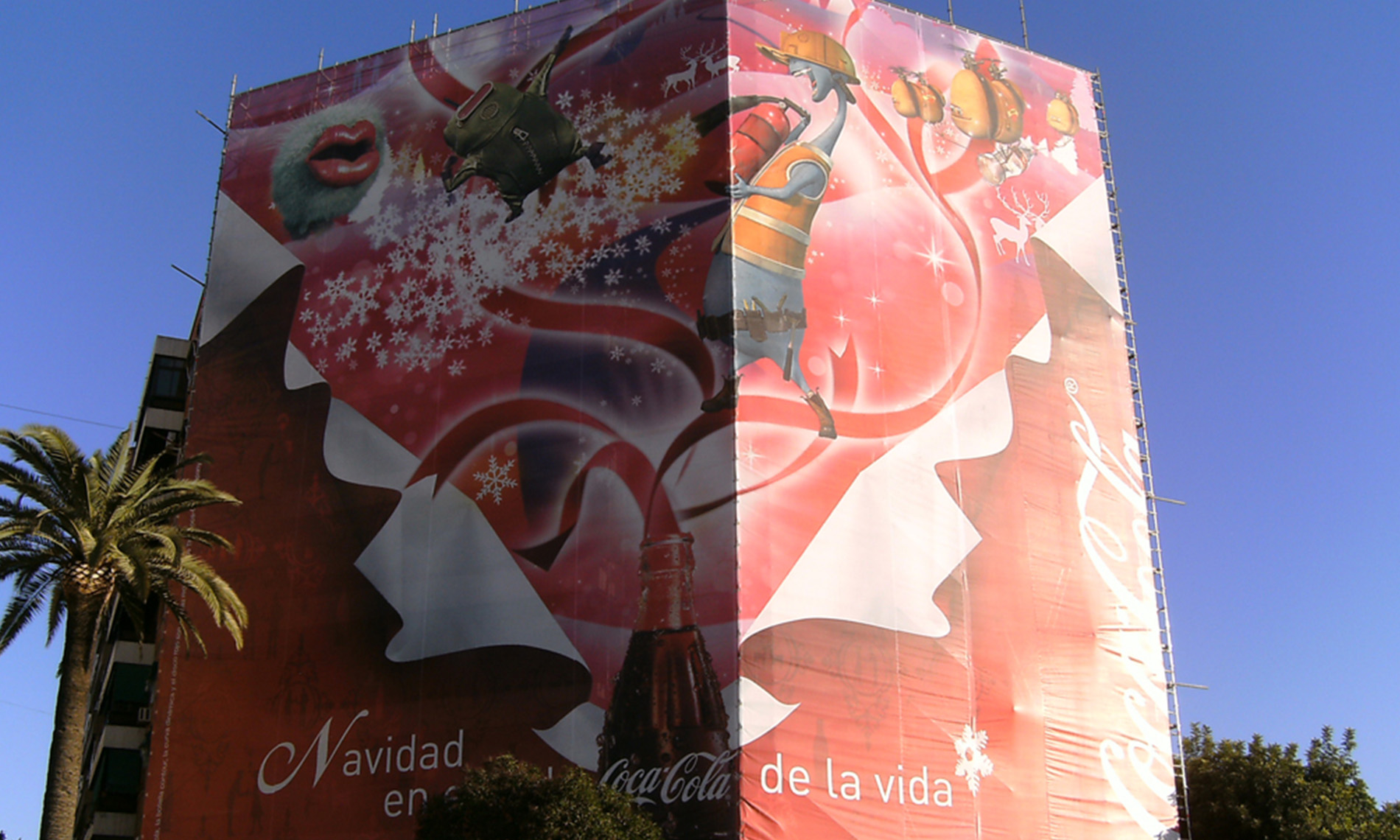 Lona en Fachada Coca Cola